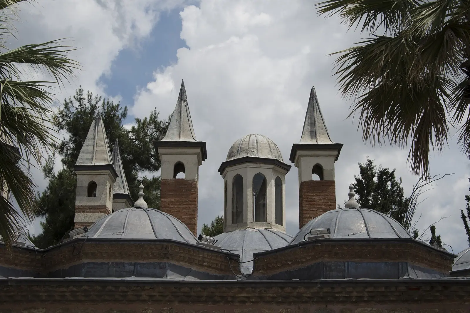 Çoban Mustafa Paşa Külliyesi'nin avlusu ve cami