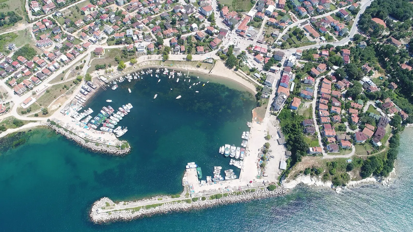 Kefken kıyısında geniş kumsal ve açık deniz